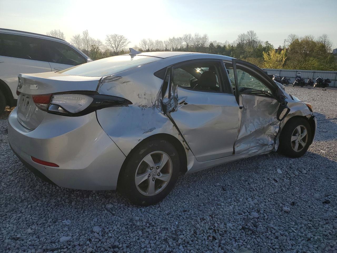 2014 HYUNDAI ELANTRA SE photo 3