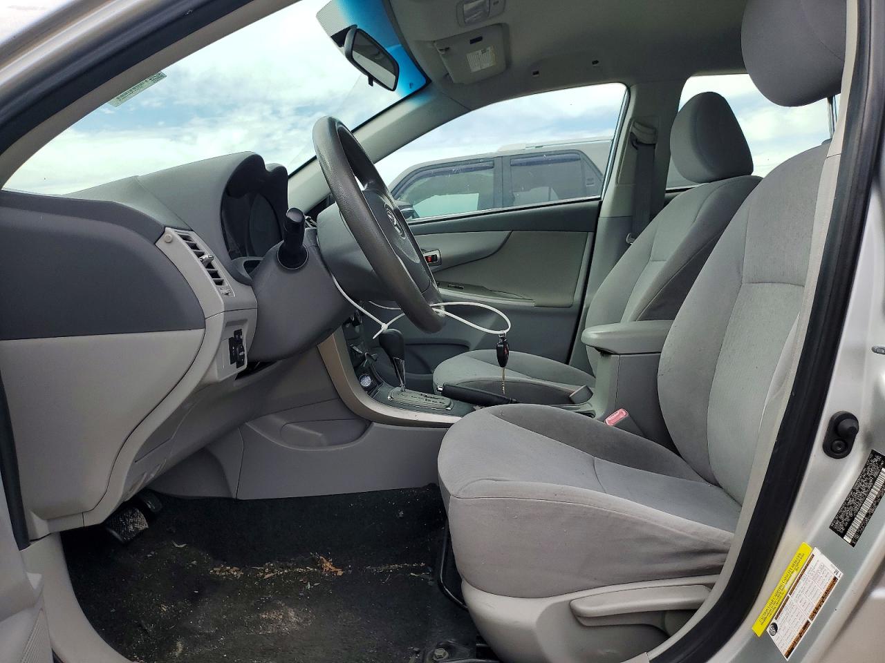 2010 TOYOTA COROLLA LE photo 19