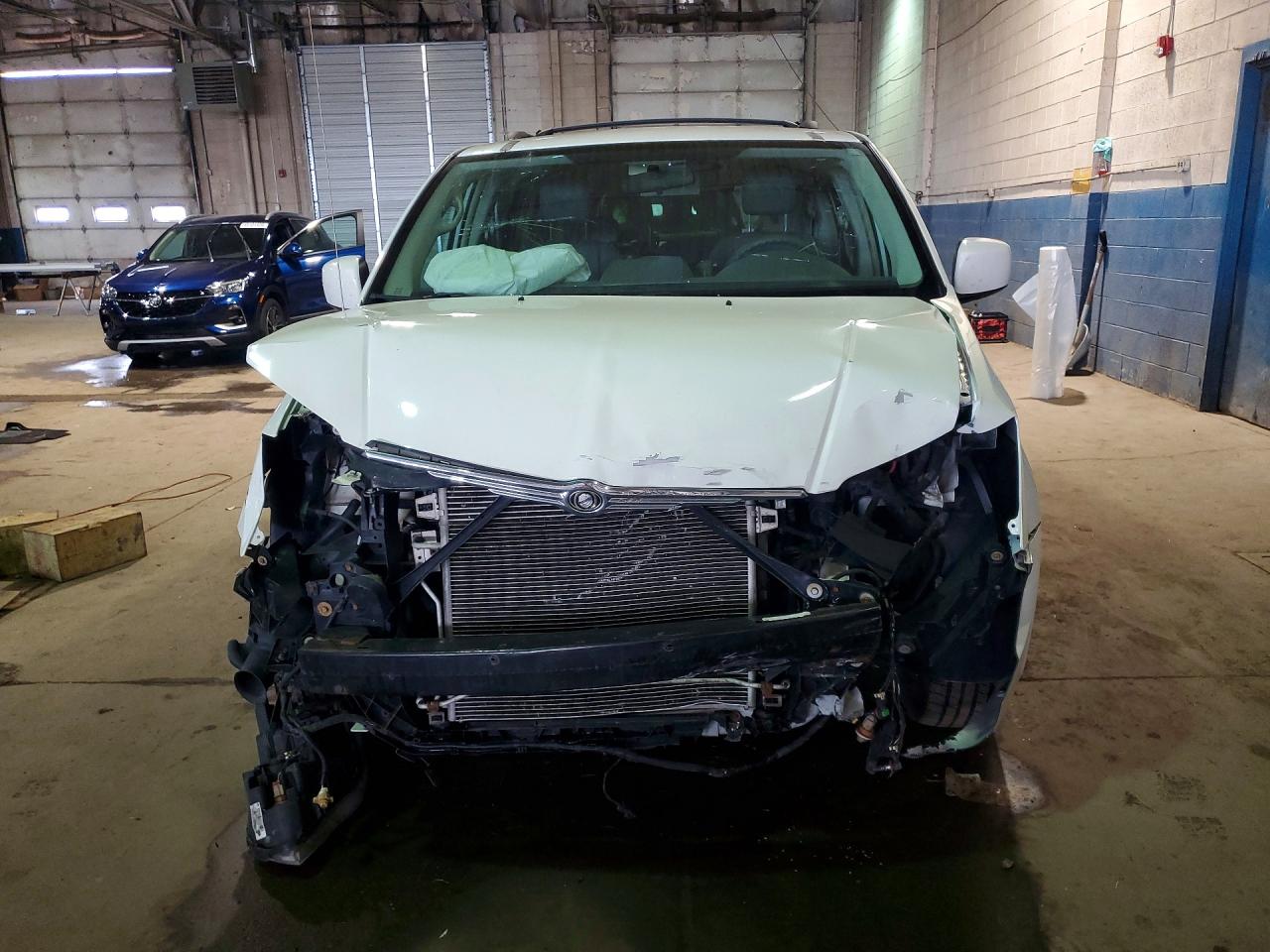 2010 CHRYSLER TOWN & COUNTRY TOURING photo 9