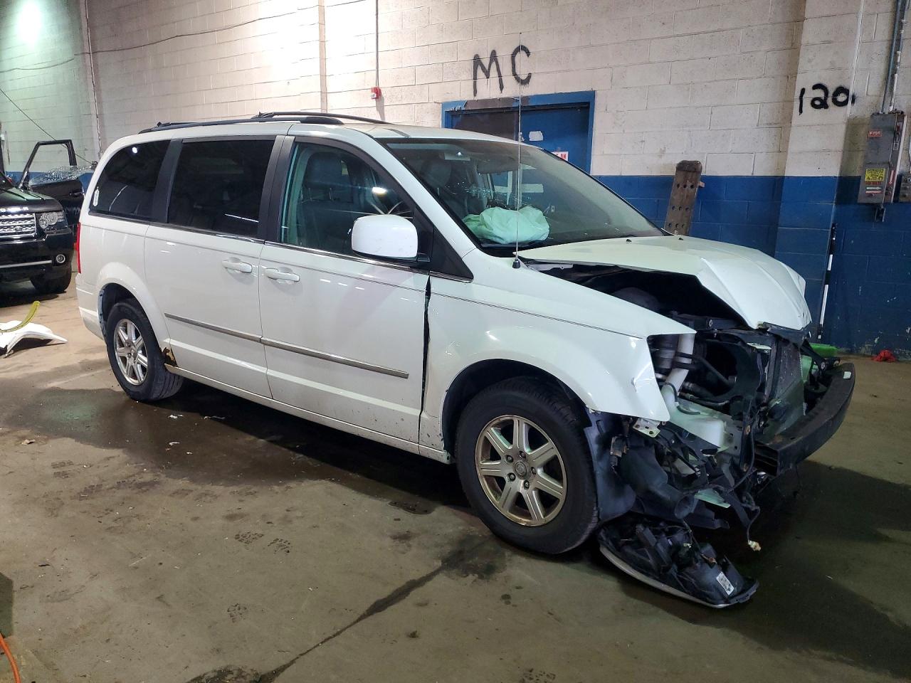 2010 CHRYSLER TOWN & COUNTRY TOURING photo 7