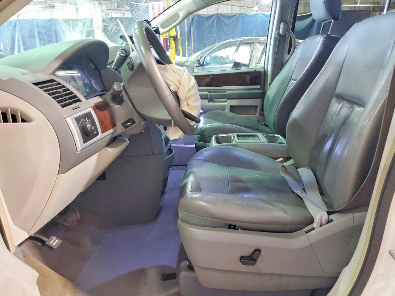 2010 CHRYSLER TOWN & COUNTRY TOURING photo 13