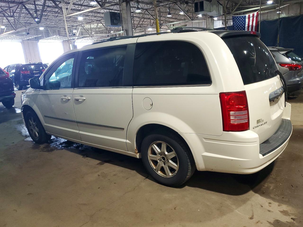 2010 CHRYSLER TOWN & COUNTRY TOURING photo 3