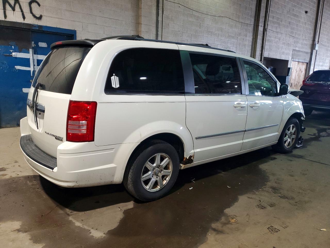 2010 CHRYSLER TOWN & COUNTRY TOURING photo 5