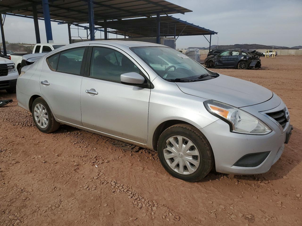 2019 NISSAN VERSA SV photo 7