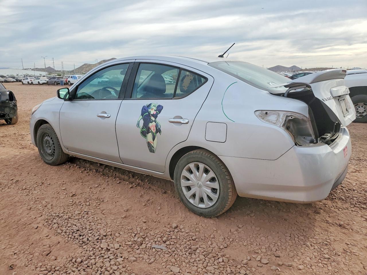 2019 NISSAN VERSA SV photo 3