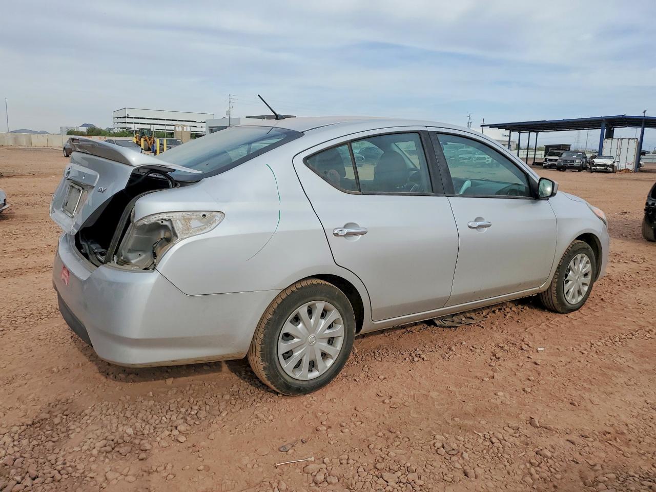 2019 NISSAN VERSA SV photo 5