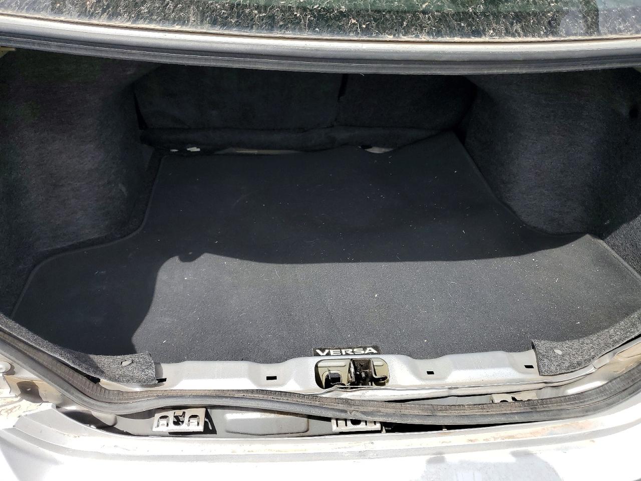 2019 NISSAN VERSA SV photo 23