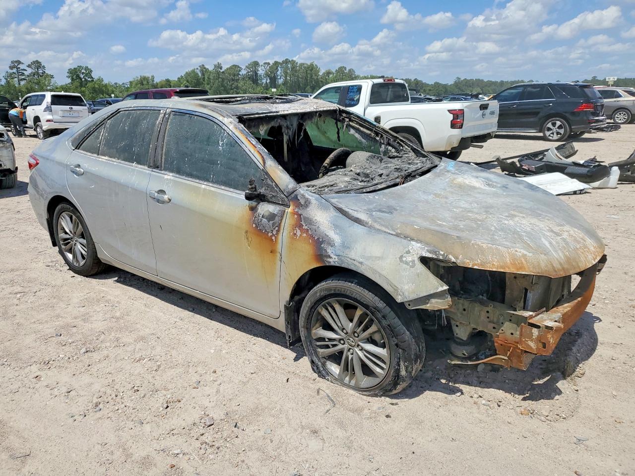 2015 TOYOTA CAMRY SE photo 7
