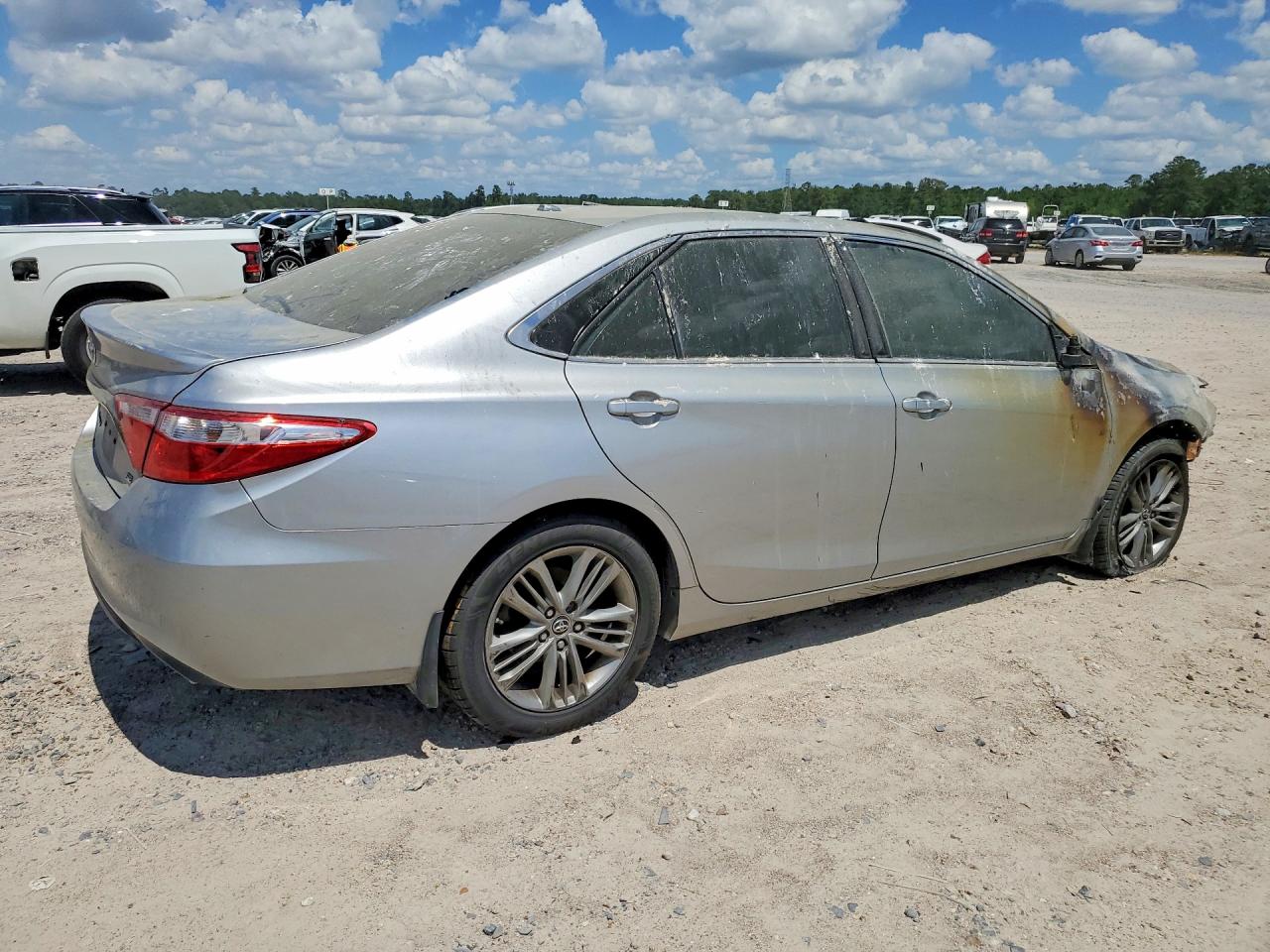 2015 TOYOTA CAMRY SE photo 5