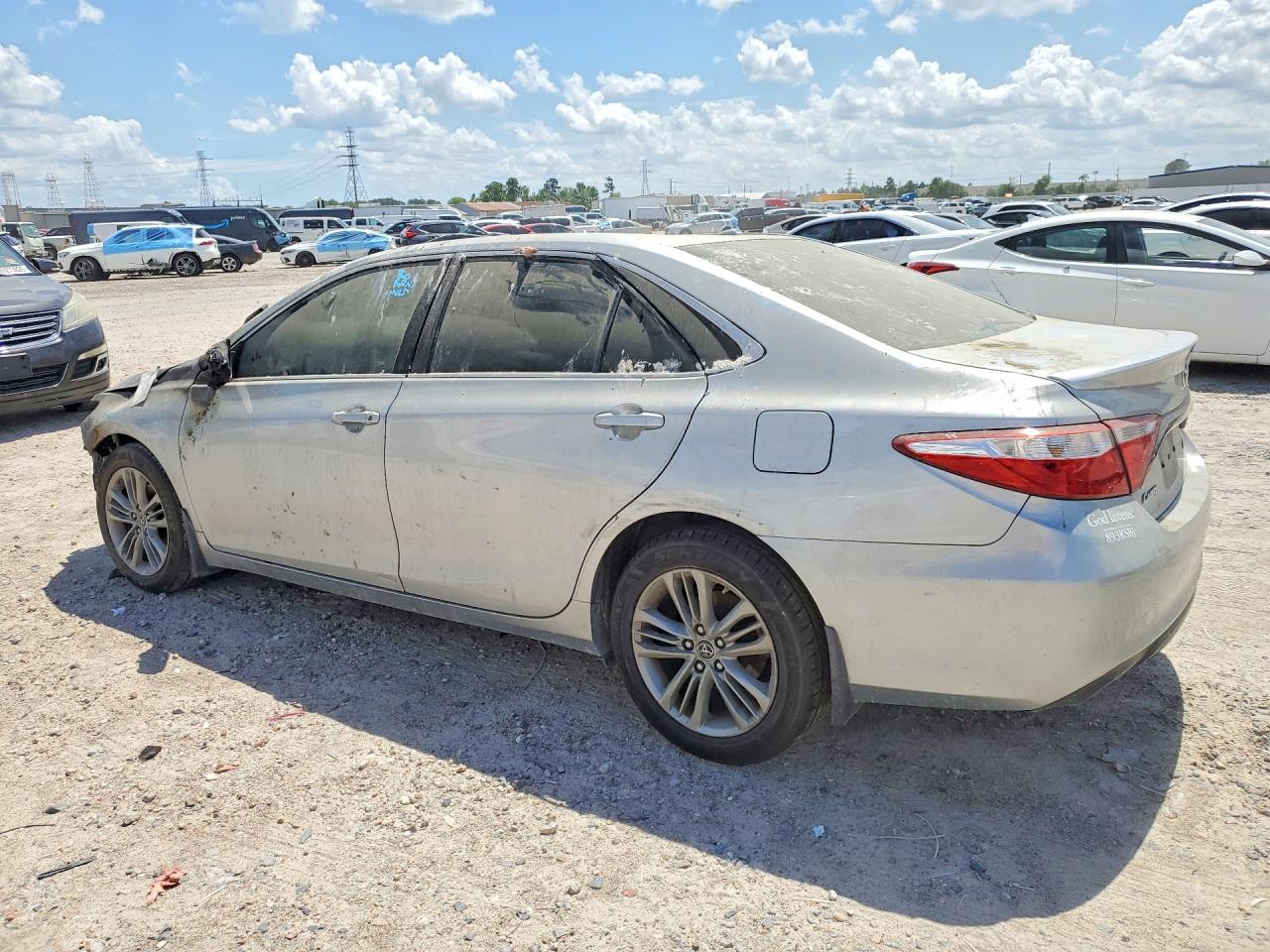 2015 TOYOTA CAMRY SE photo 3