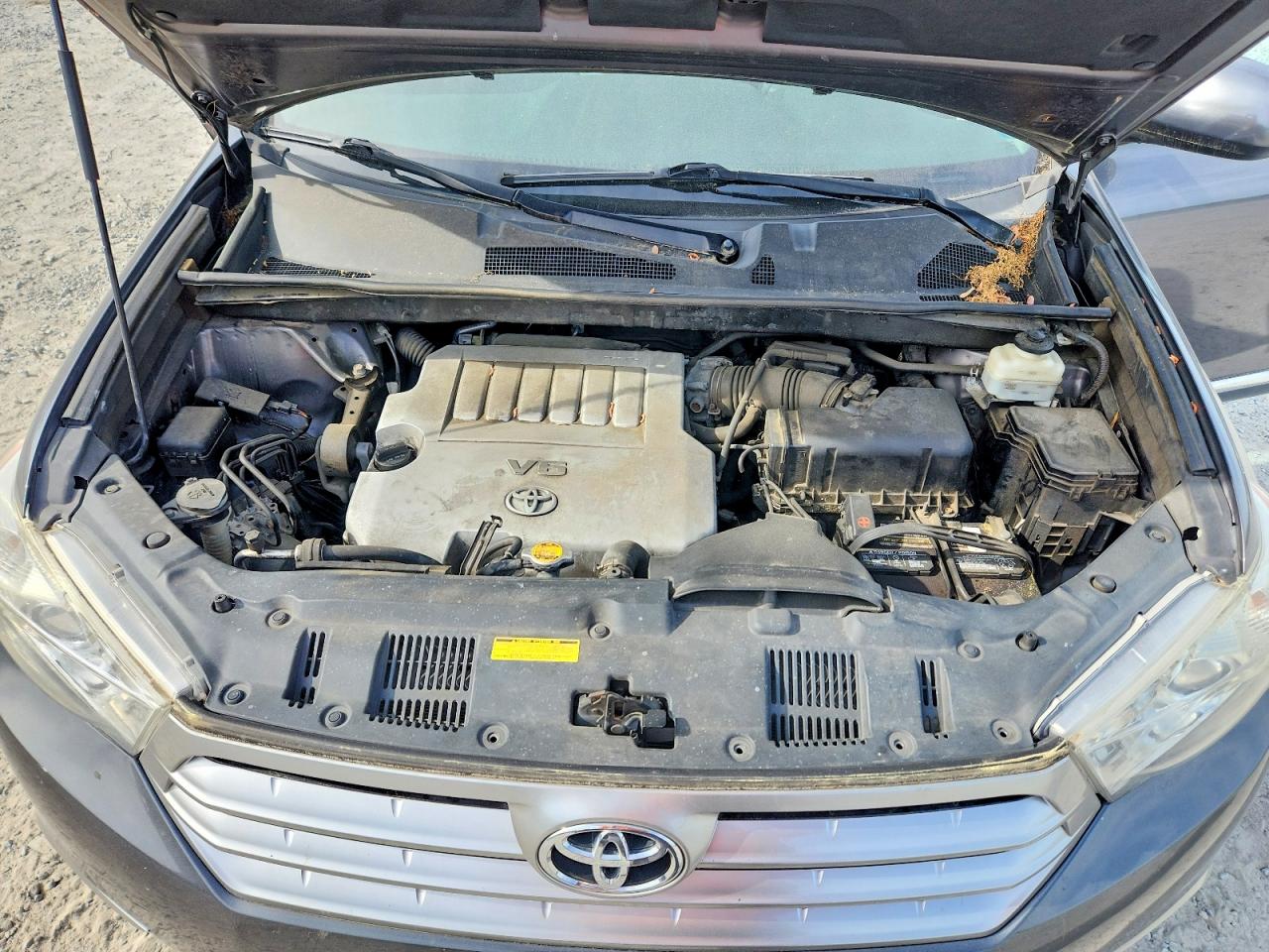 2011 TOYOTA HIGHLANDER SE photo 12