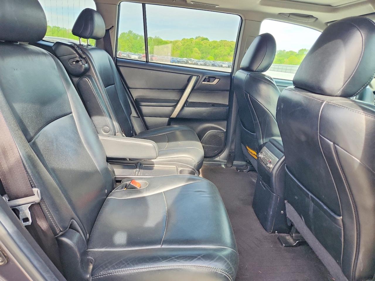 2011 TOYOTA HIGHLANDER SE photo 11