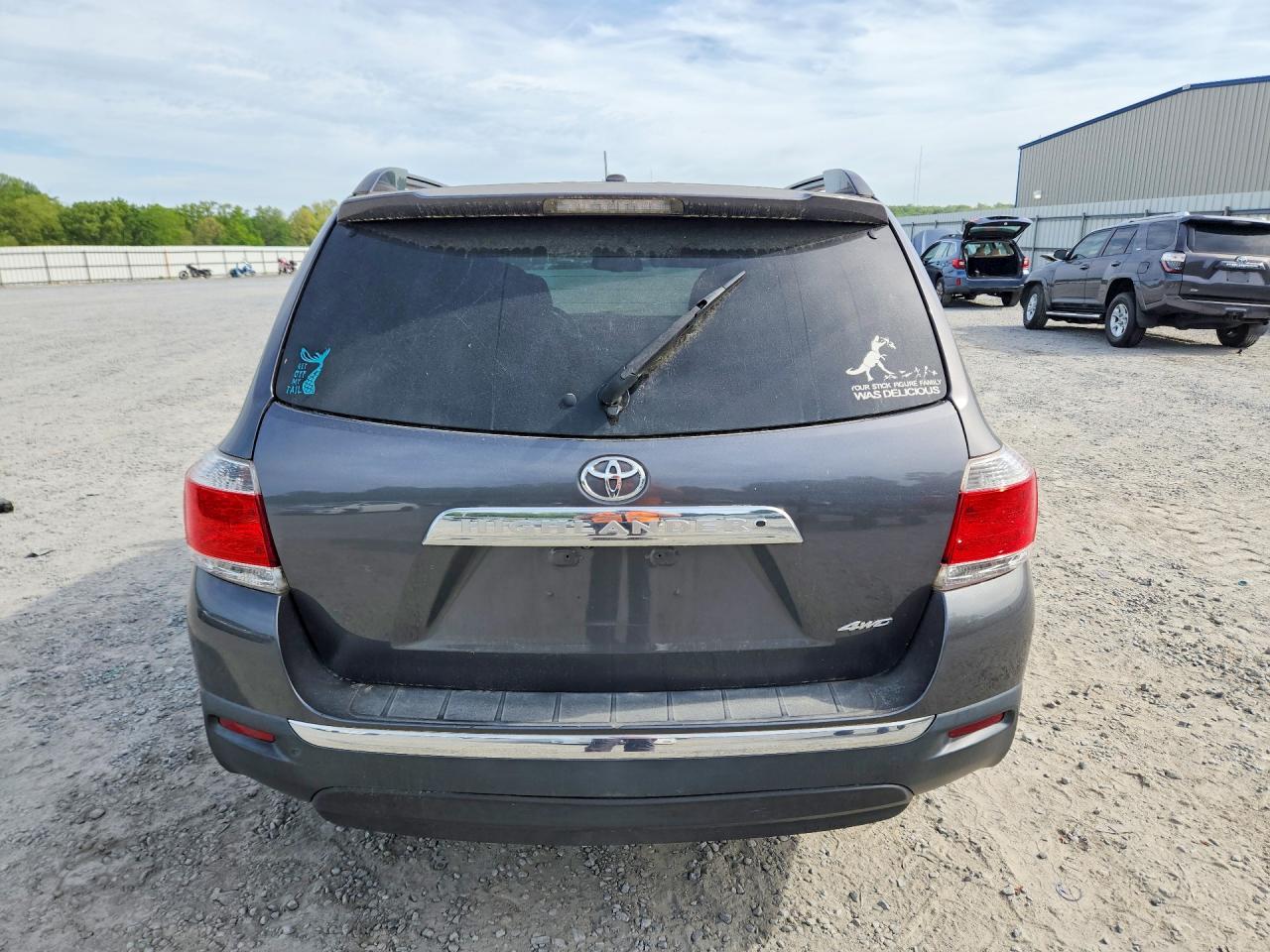 2011 TOYOTA HIGHLANDER SE photo 6