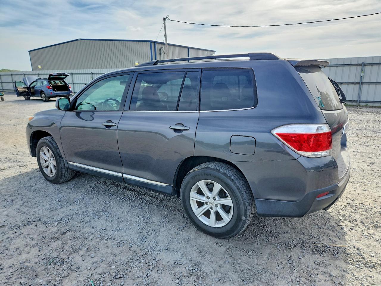 2011 TOYOTA HIGHLANDER SE photo 2