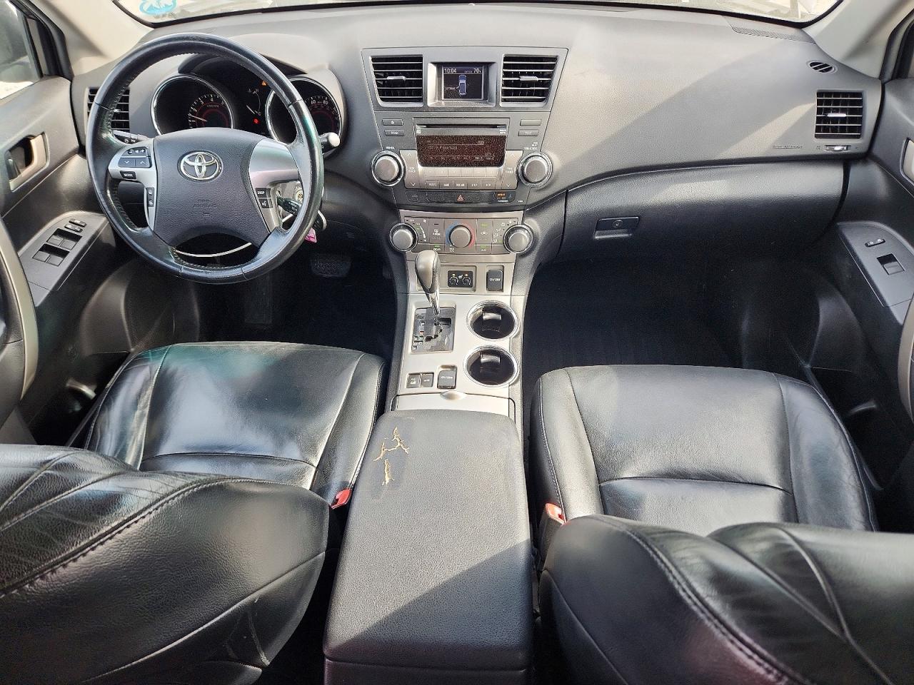 2011 TOYOTA HIGHLANDER SE photo 8