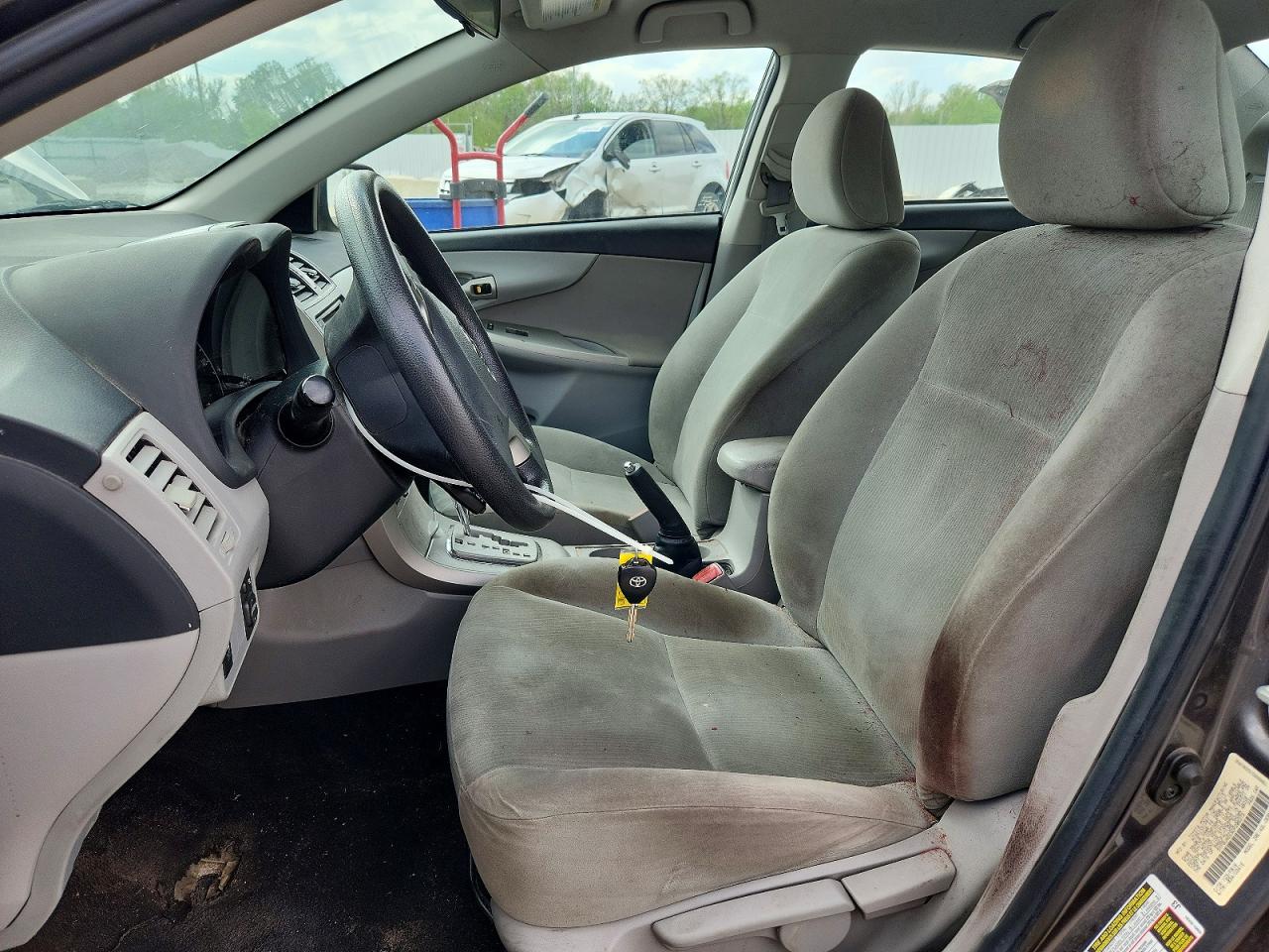 2013 TOYOTA COROLLA LE photo 19