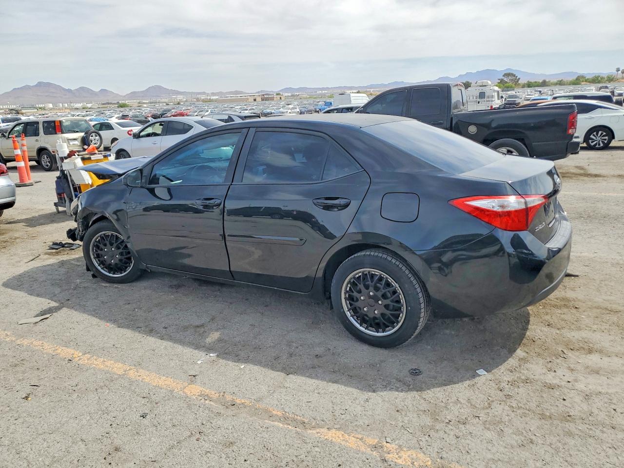 2016 TOYOTA COROLLA LE photo 2