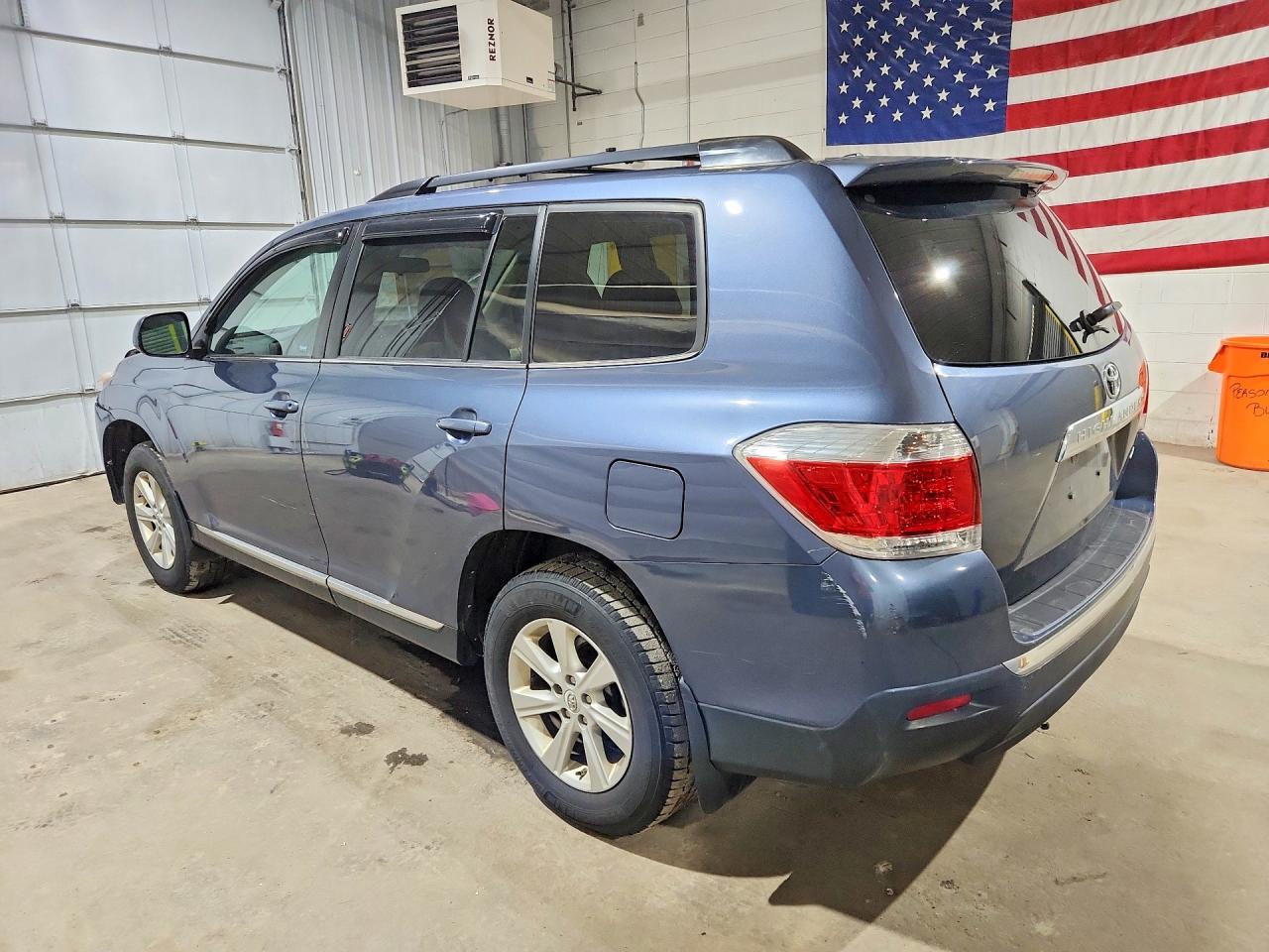 2011 TOYOTA HIGHLANDER BASE photo 2