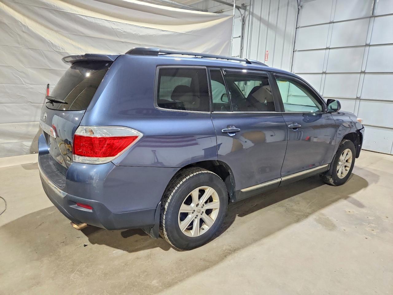 2011 TOYOTA HIGHLANDER BASE photo 3