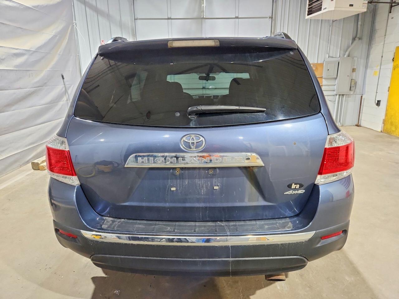 2011 TOYOTA HIGHLANDER BASE photo 6