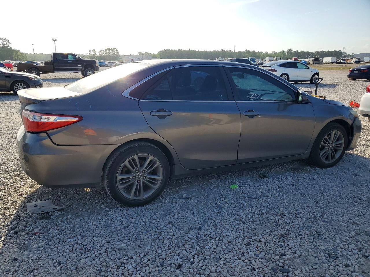 2016 TOYOTA CAMRY SE photo 3