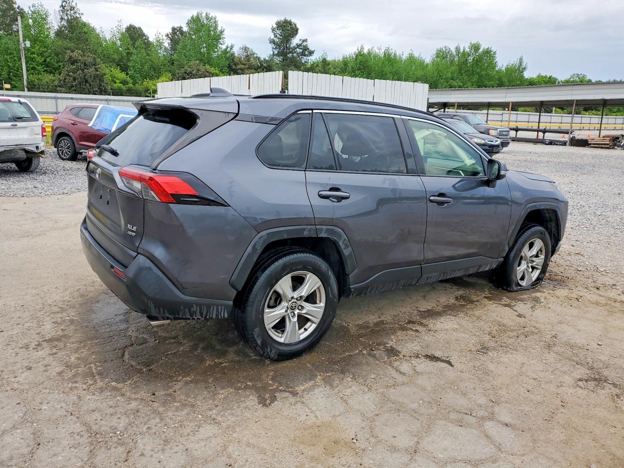 2021 TOYOTA RAV4 XLE photo 5