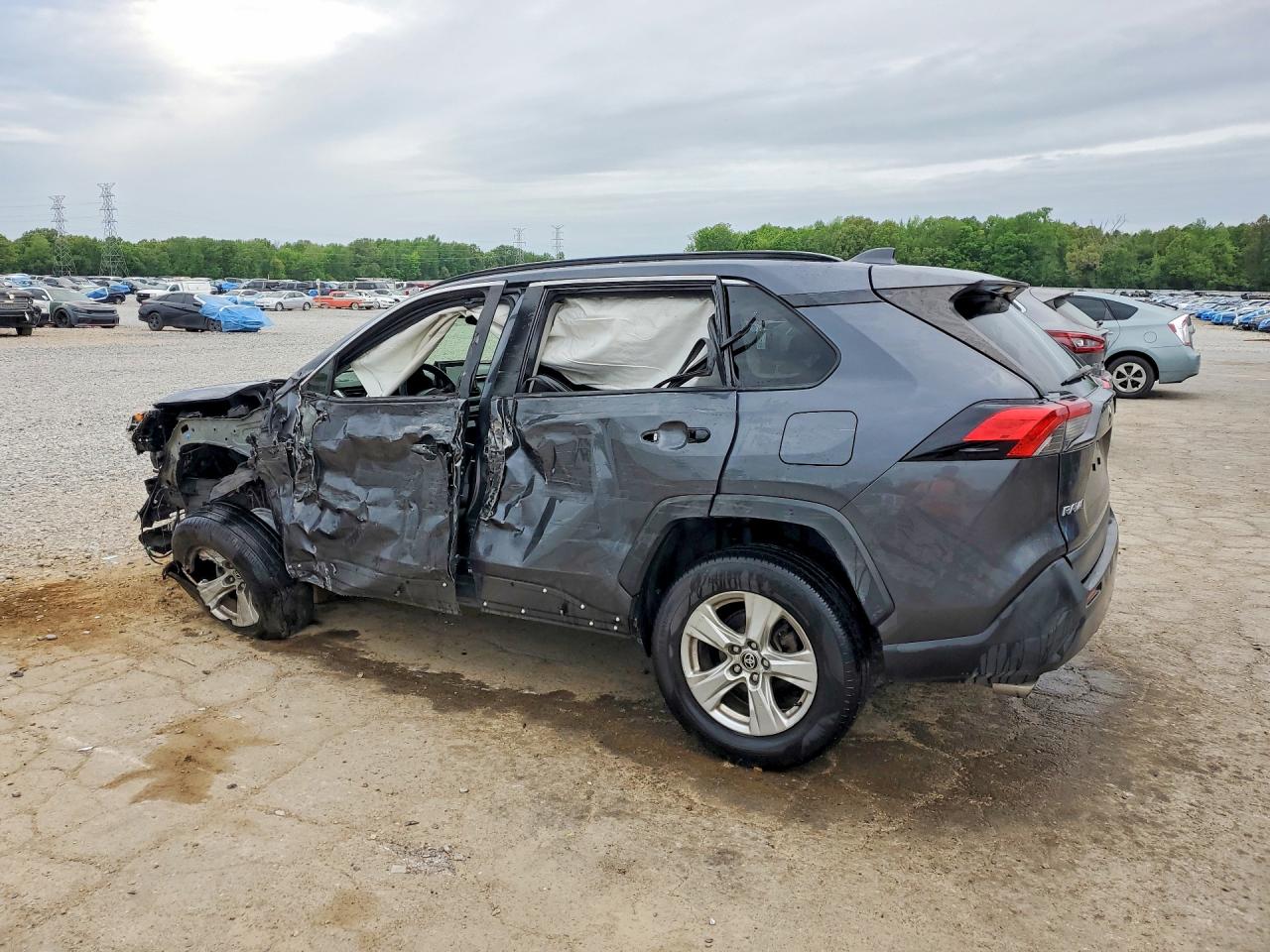2021 TOYOTA RAV4 XLE photo 3