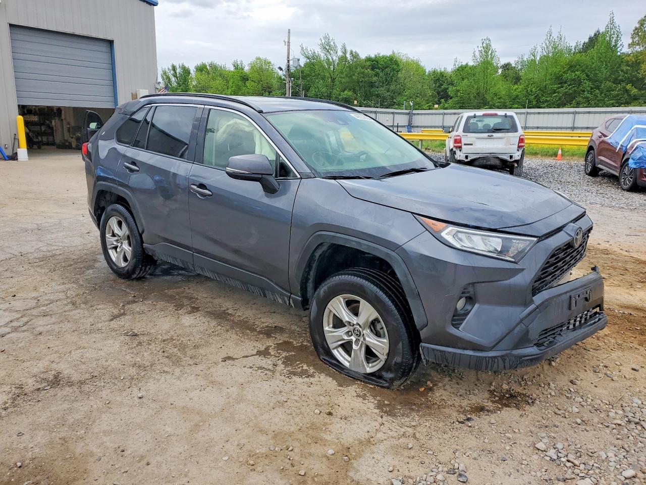 2021 TOYOTA RAV4 XLE photo 7