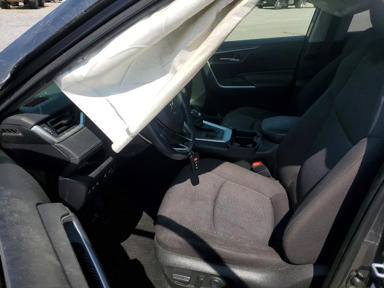2021 TOYOTA RAV4 XLE photo 13