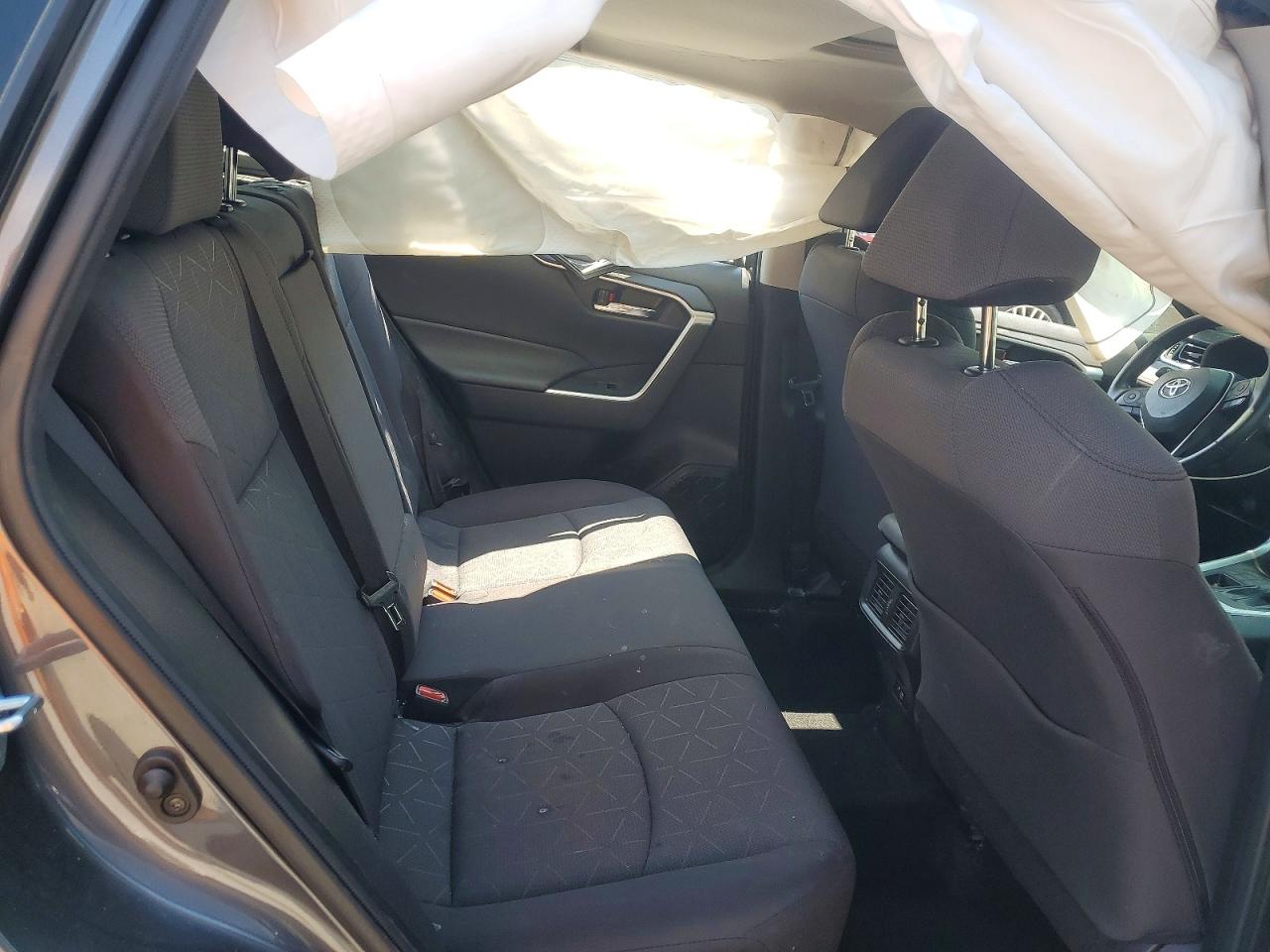 2021 TOYOTA RAV4 XLE photo 19