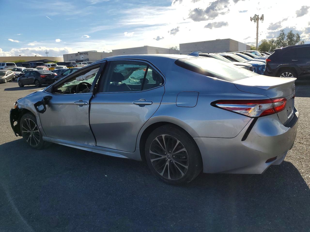 2020 TOYOTA CAMRY SE photo 3