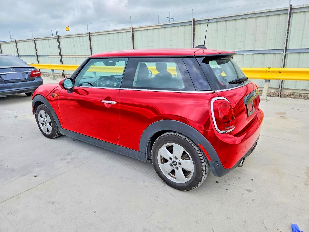2019 MINI COOPER photo 2