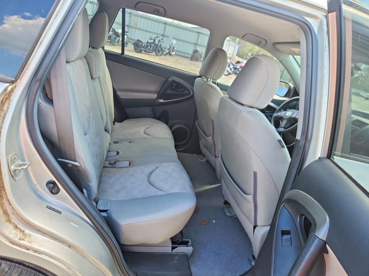 2012 TOYOTA RAV4 BASE photo 31