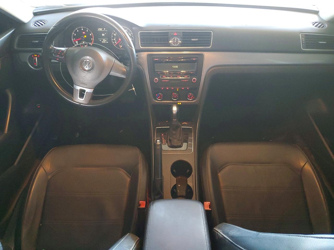2014 VOLKSWAGEN PASSAT S photo 8