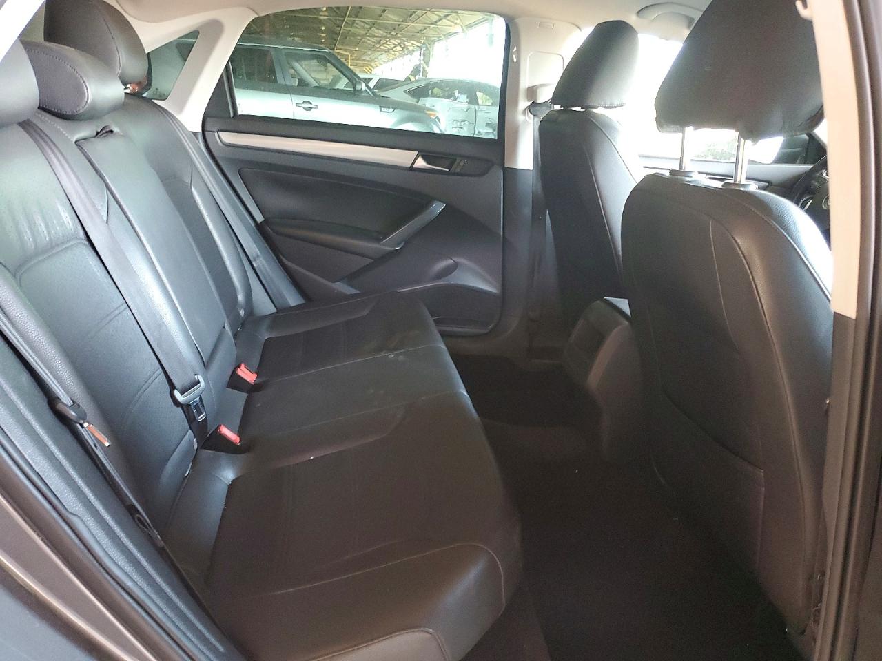 2014 VOLKSWAGEN PASSAT S photo 10