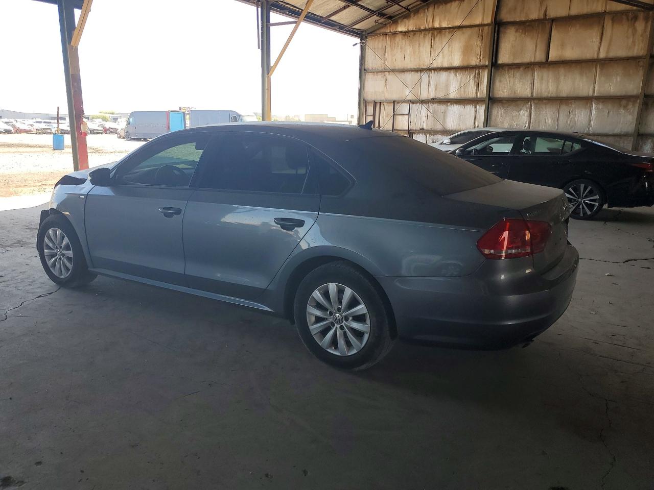 2014 VOLKSWAGEN PASSAT S photo 2