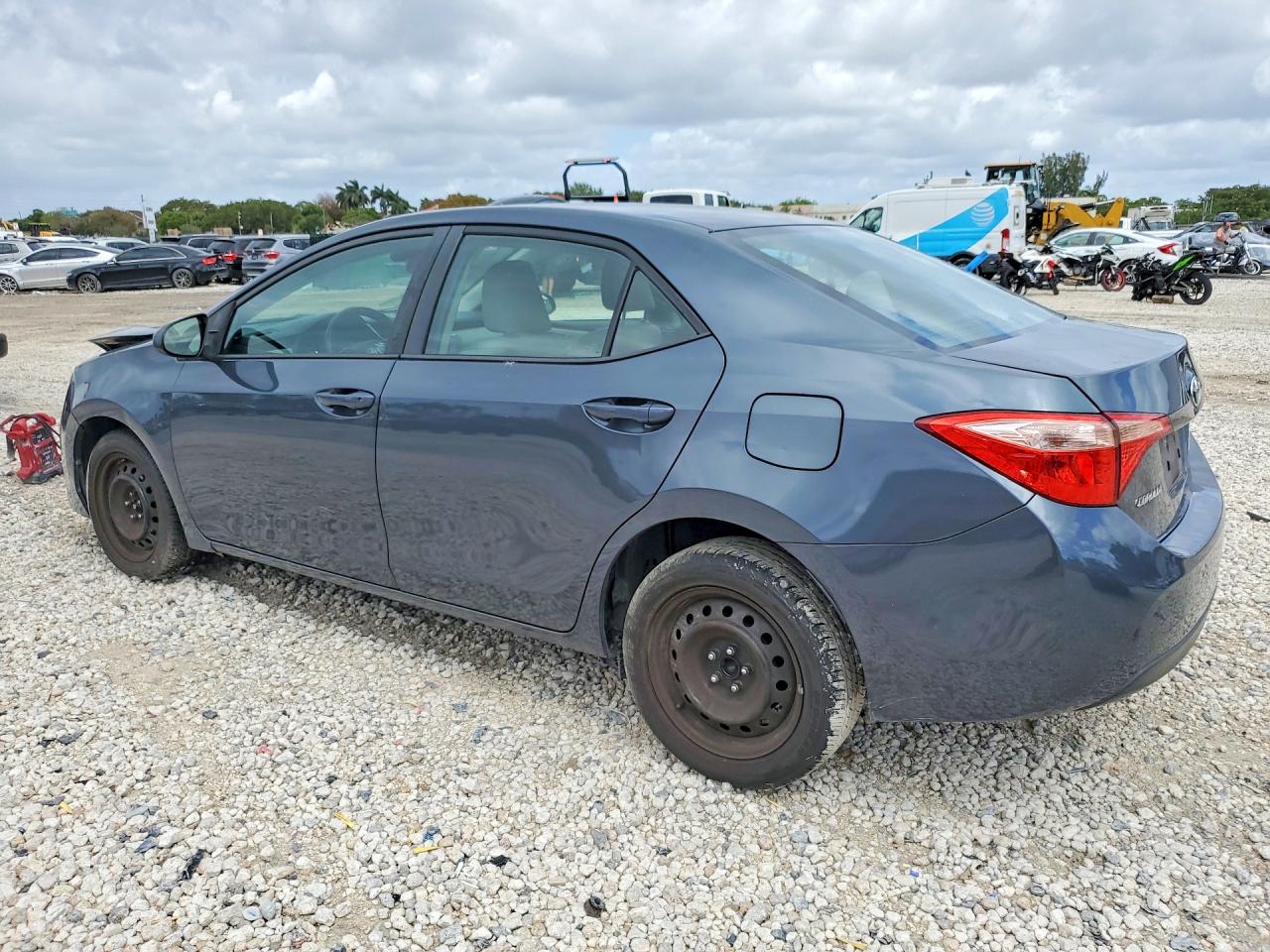 2017 TOYOTA COROLLA LE photo 2