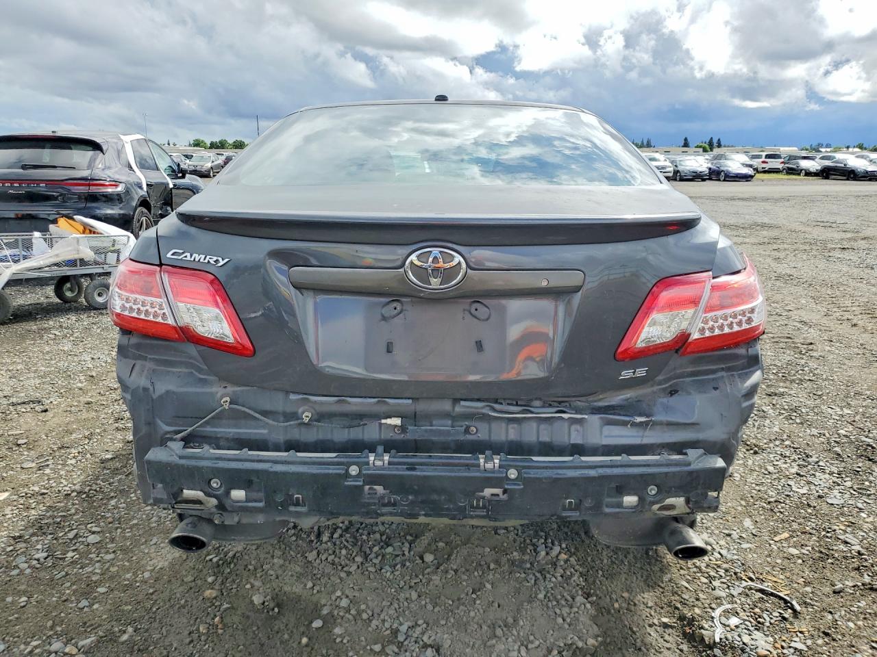 2011 TOYOTA CAMRY SE photo 11