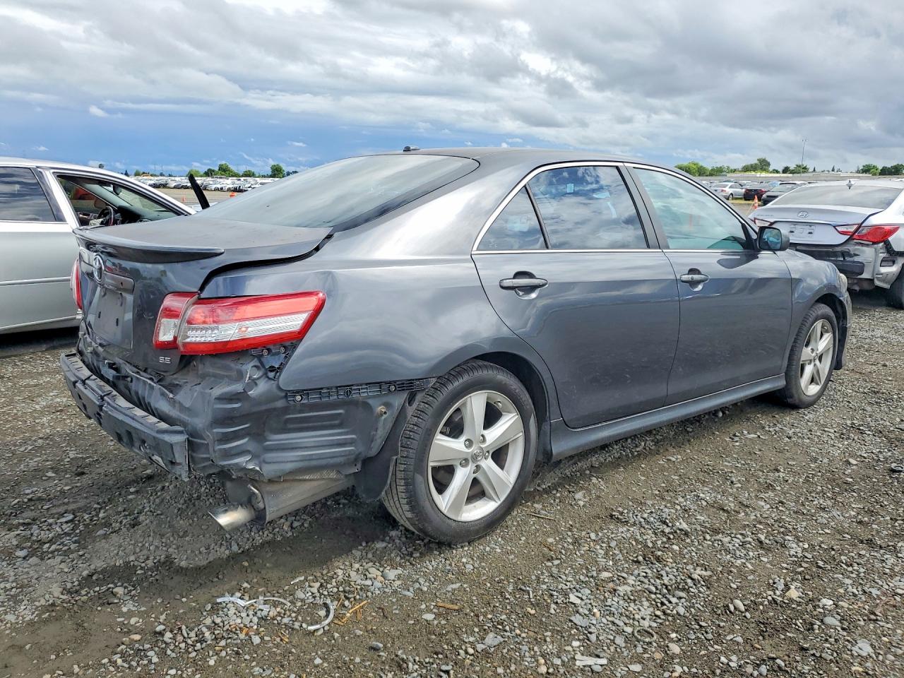 2011 TOYOTA CAMRY SE photo 5