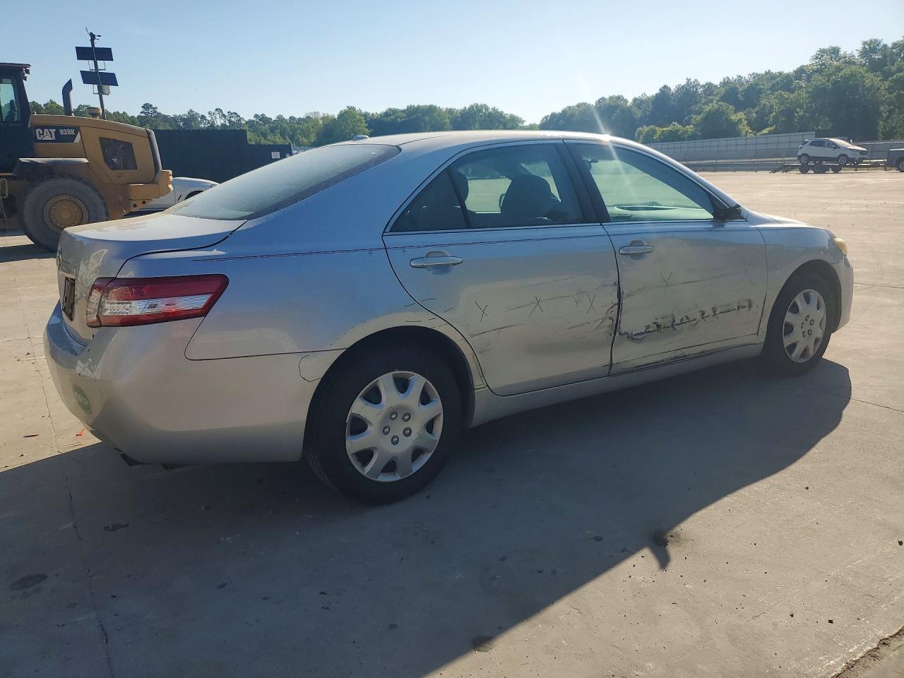 2010 TOYOTA CAMRY LE photo 5