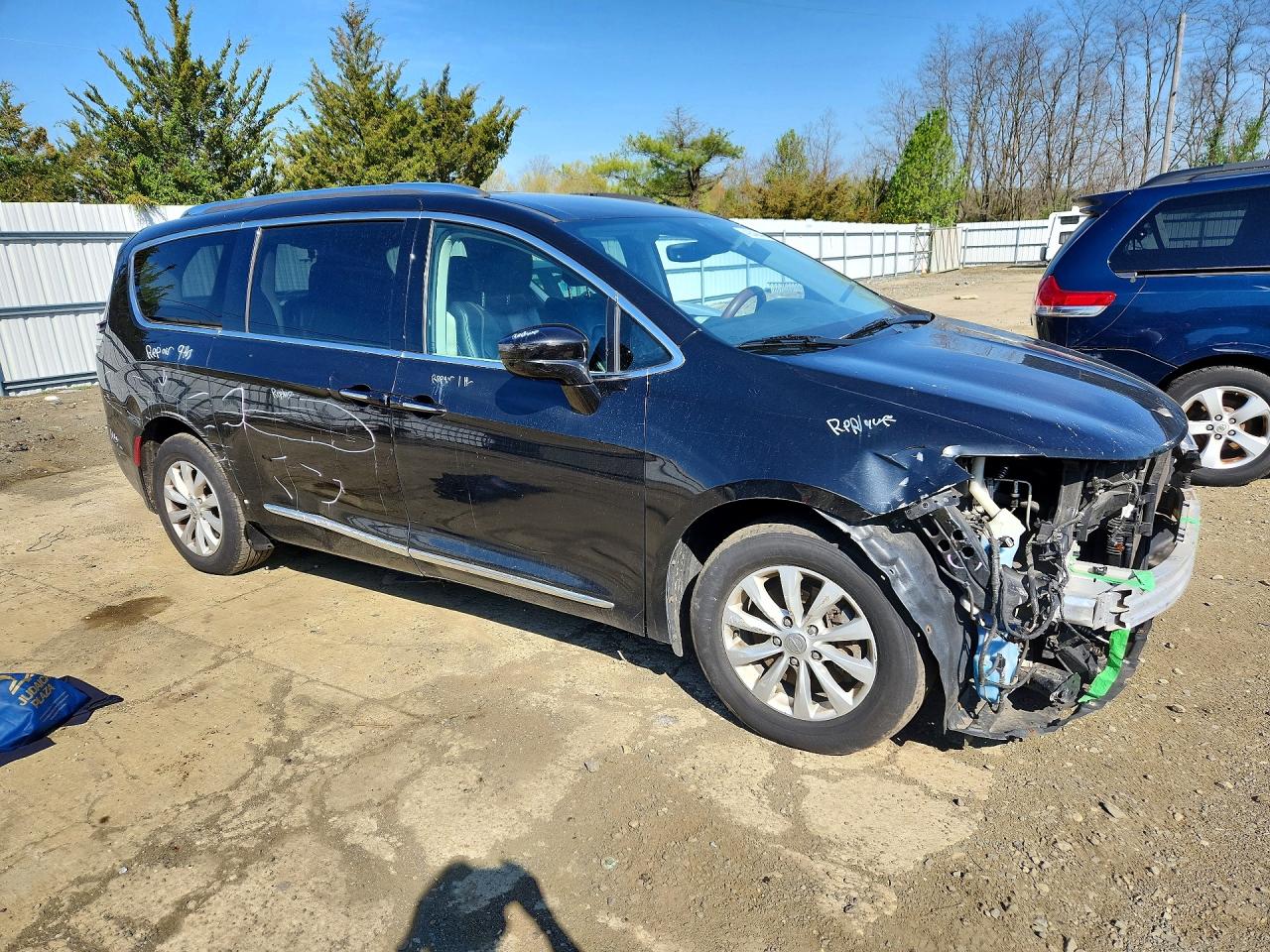 2019 CHRYSLER PACIFICA TOURING L photo 10
