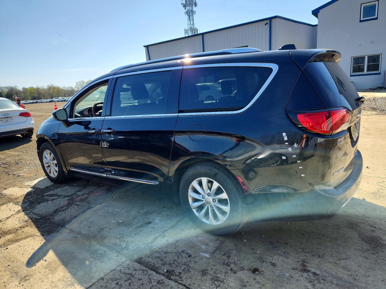 2019 CHRYSLER PACIFICA TOURING L photo 4