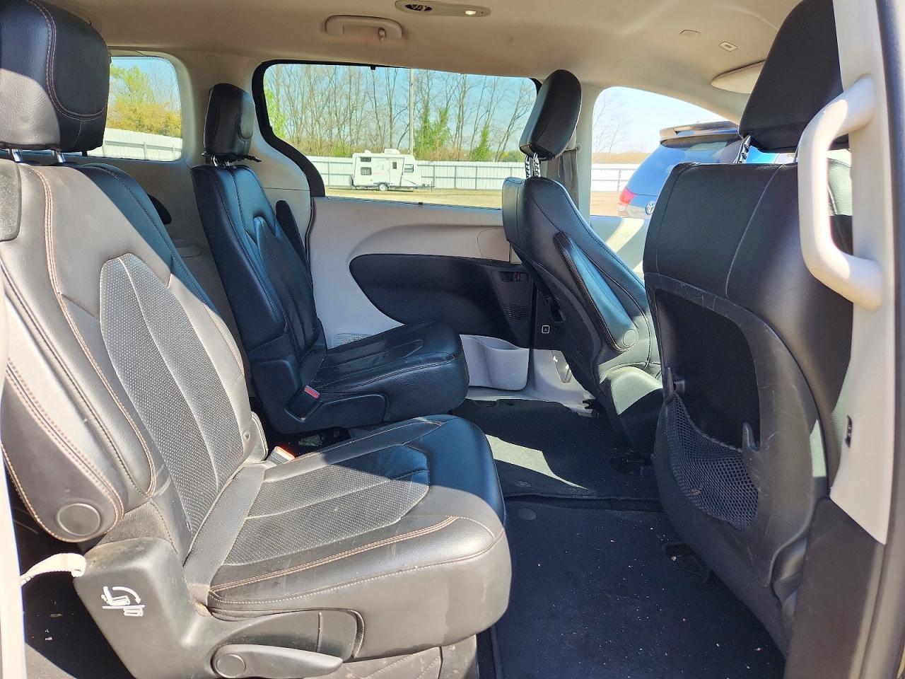 2019 CHRYSLER PACIFICA TOURING L photo 31