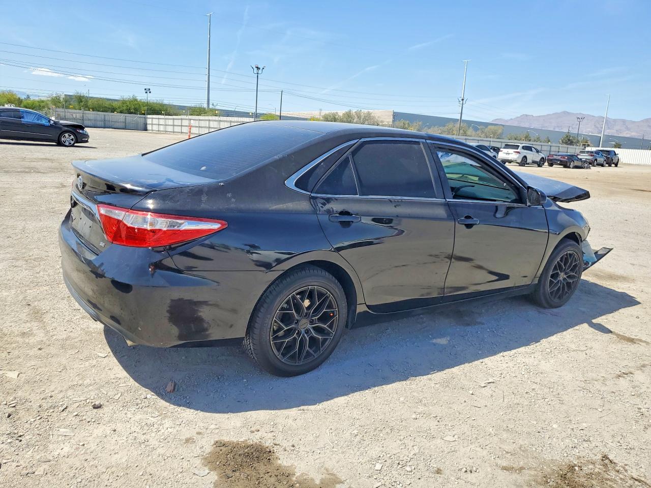 2016 TOYOTA CAMRY SE photo 5
