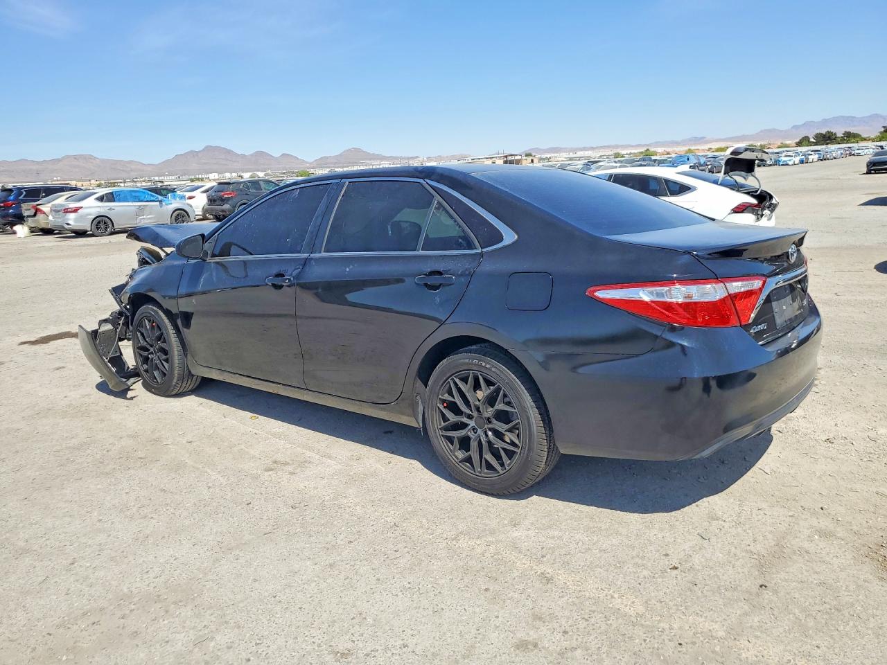 2016 TOYOTA CAMRY SE photo 3