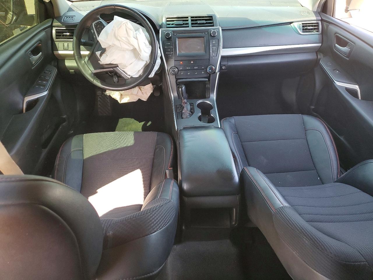 2016 TOYOTA CAMRY SE photo 15