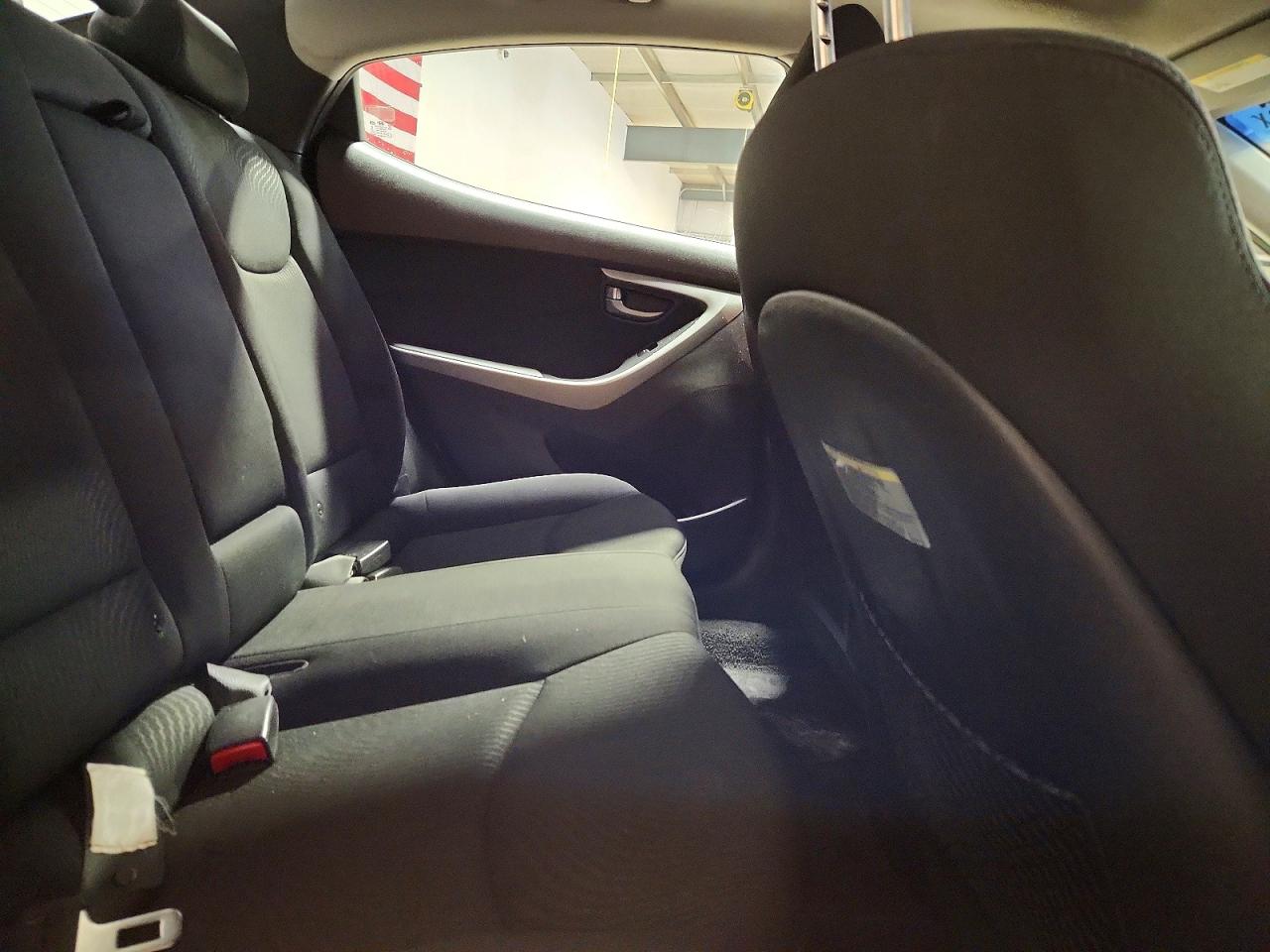 2015 HYUNDAI ELANTRA SE photo 28