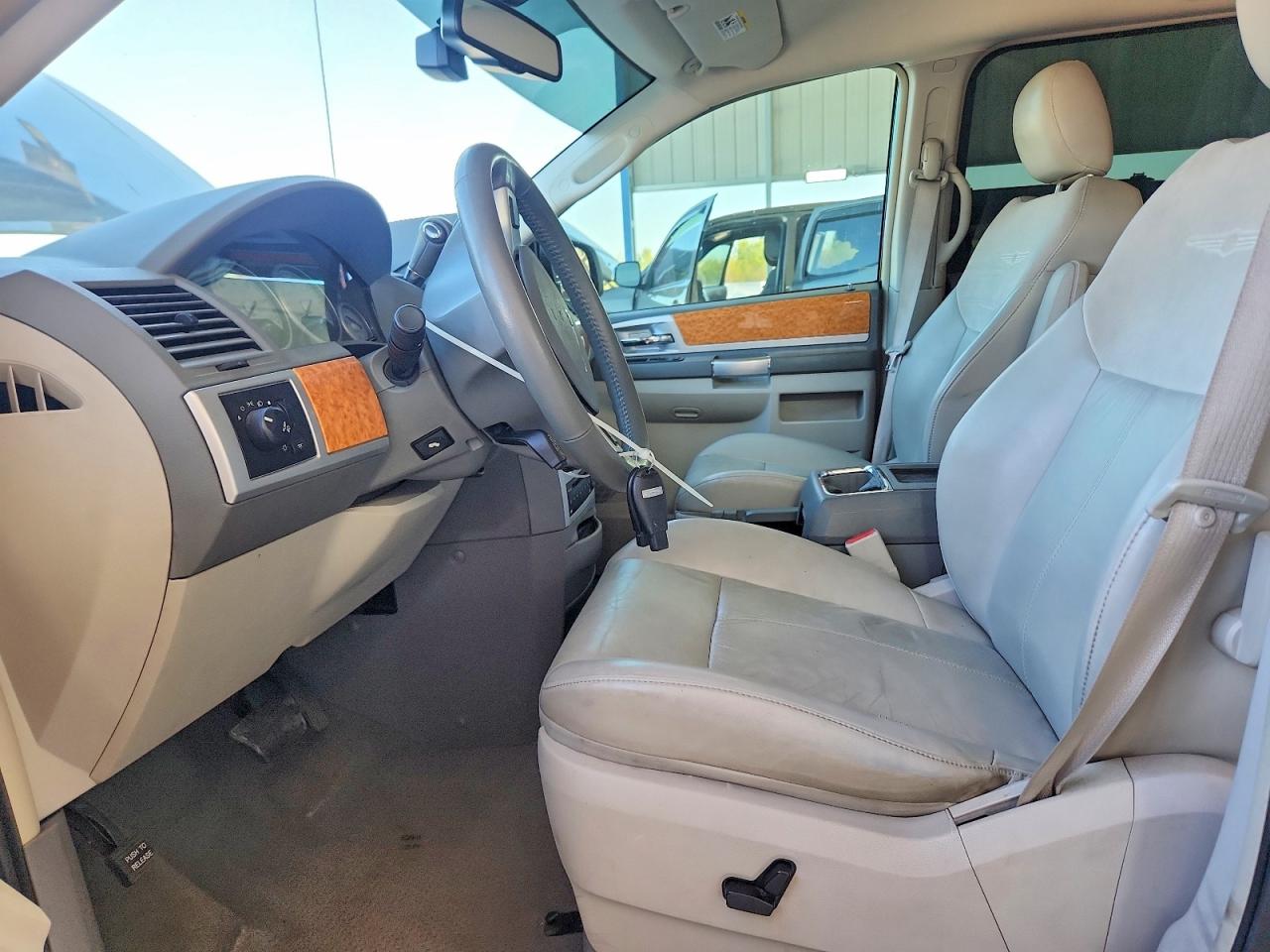 2010 CHRYSLER TOWN & COUNTRY LIMITED photo 7