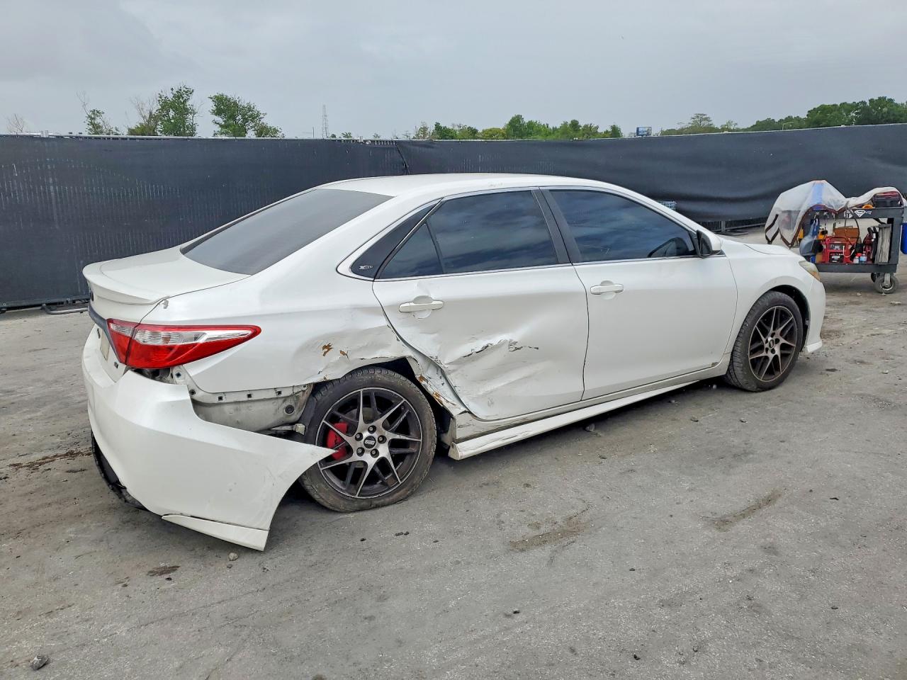 2017 TOYOTA CAMRY SE photo 5