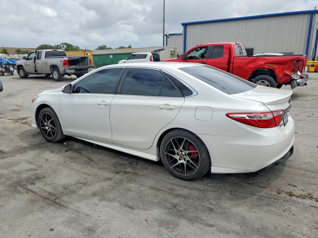 2017 TOYOTA CAMRY SE photo 3